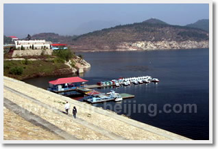 Jinhai Lake and Jingdong Stalactite Cavern Day Trip